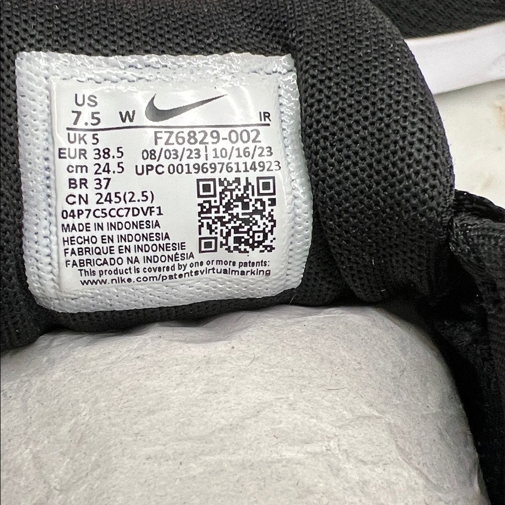 Nike Black & Gold Athletic Running Trainers - Picture 3 of 8